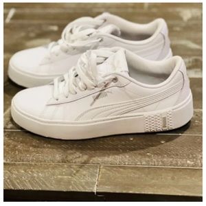Women’s white puma sneakers size 7 gently used